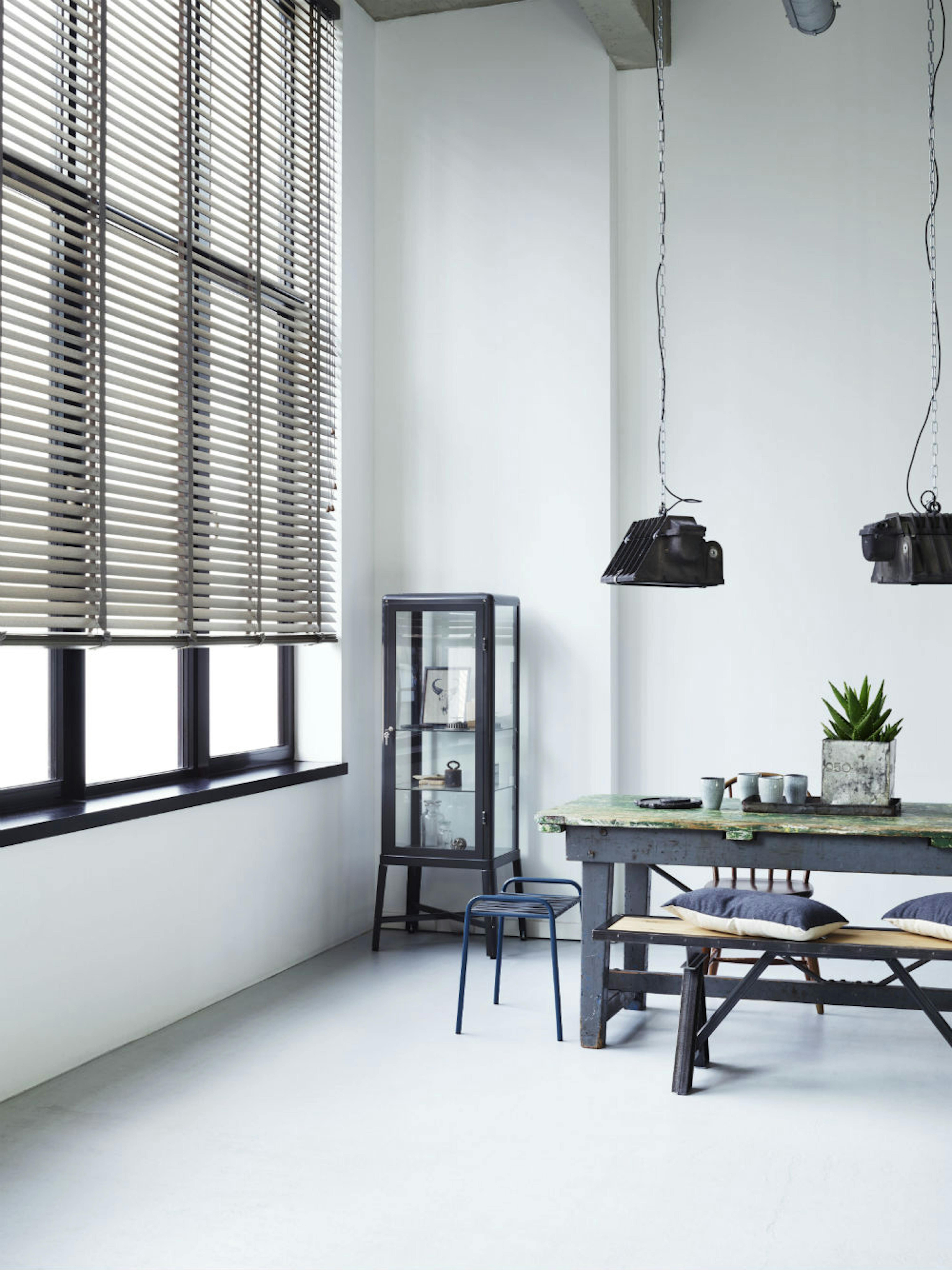 Houten Jaloezieën in interieur met industriële elementen Houten Jaloezieën in interieur met industriële elementen
