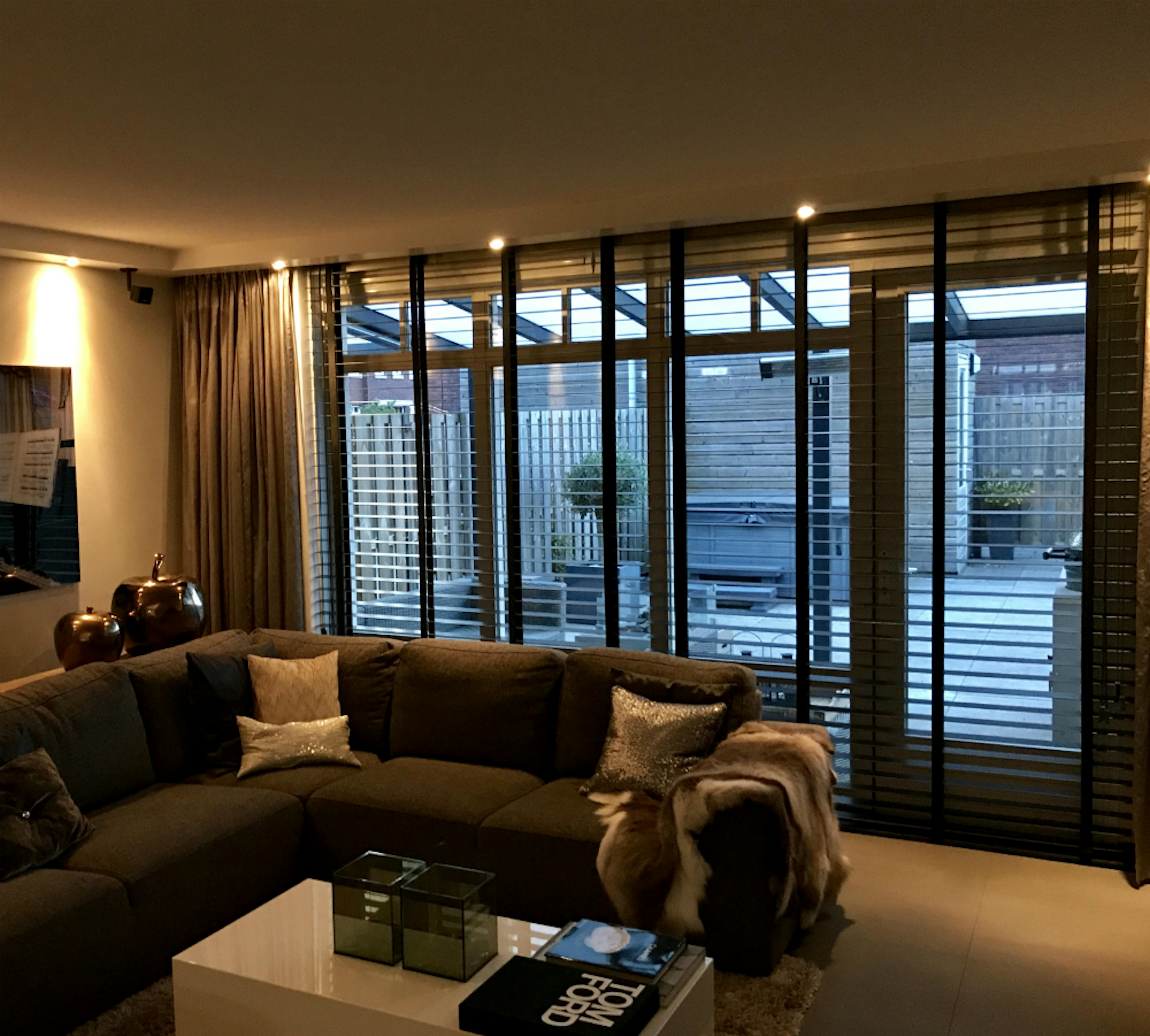 Houten jaloezieën in een klassiek interieur Houten jaloezieën in een klassiek interieur