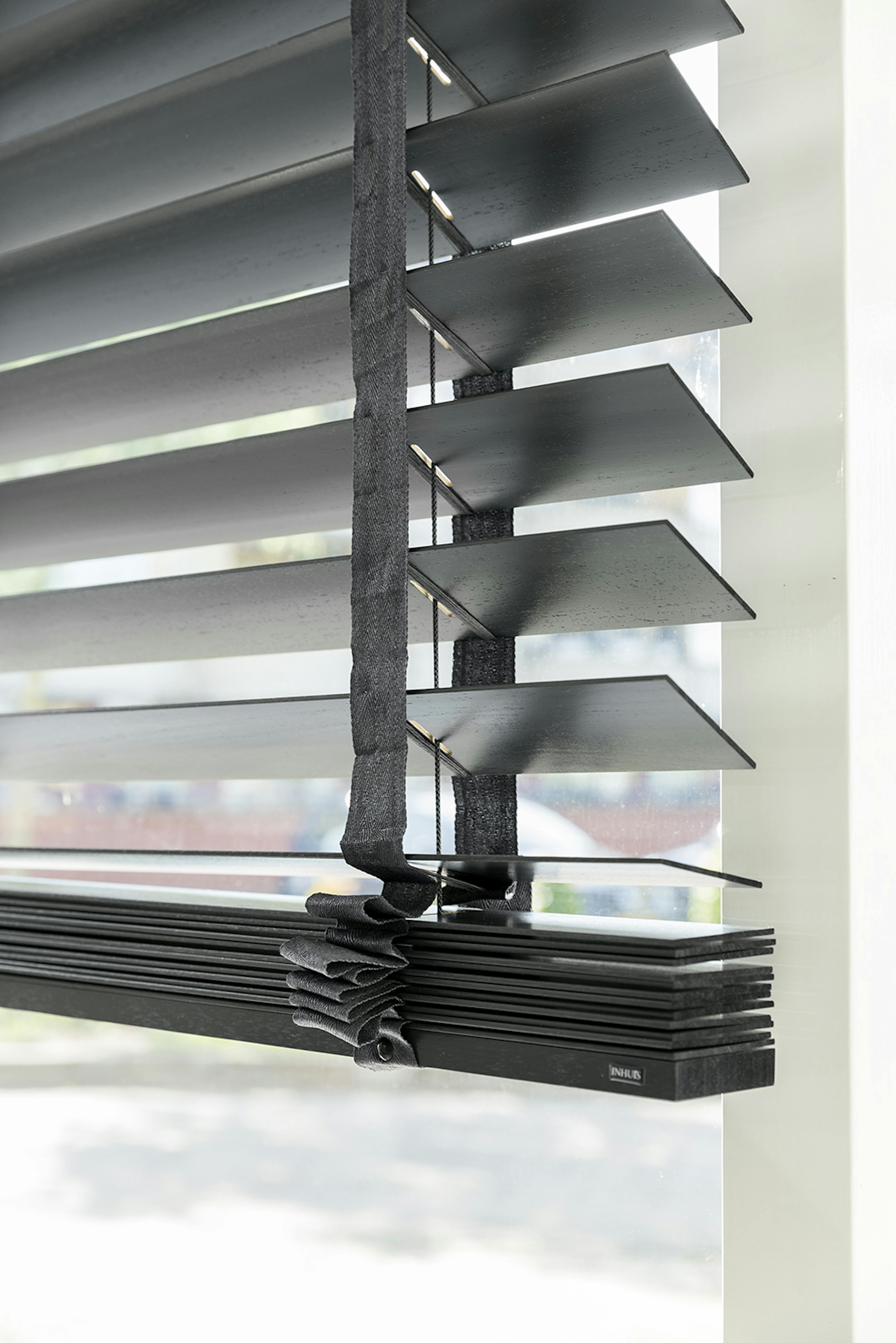Houten Jaloezieën in interieur met industriële elementen Houten Jaloezieën in interieur met industriële elementen