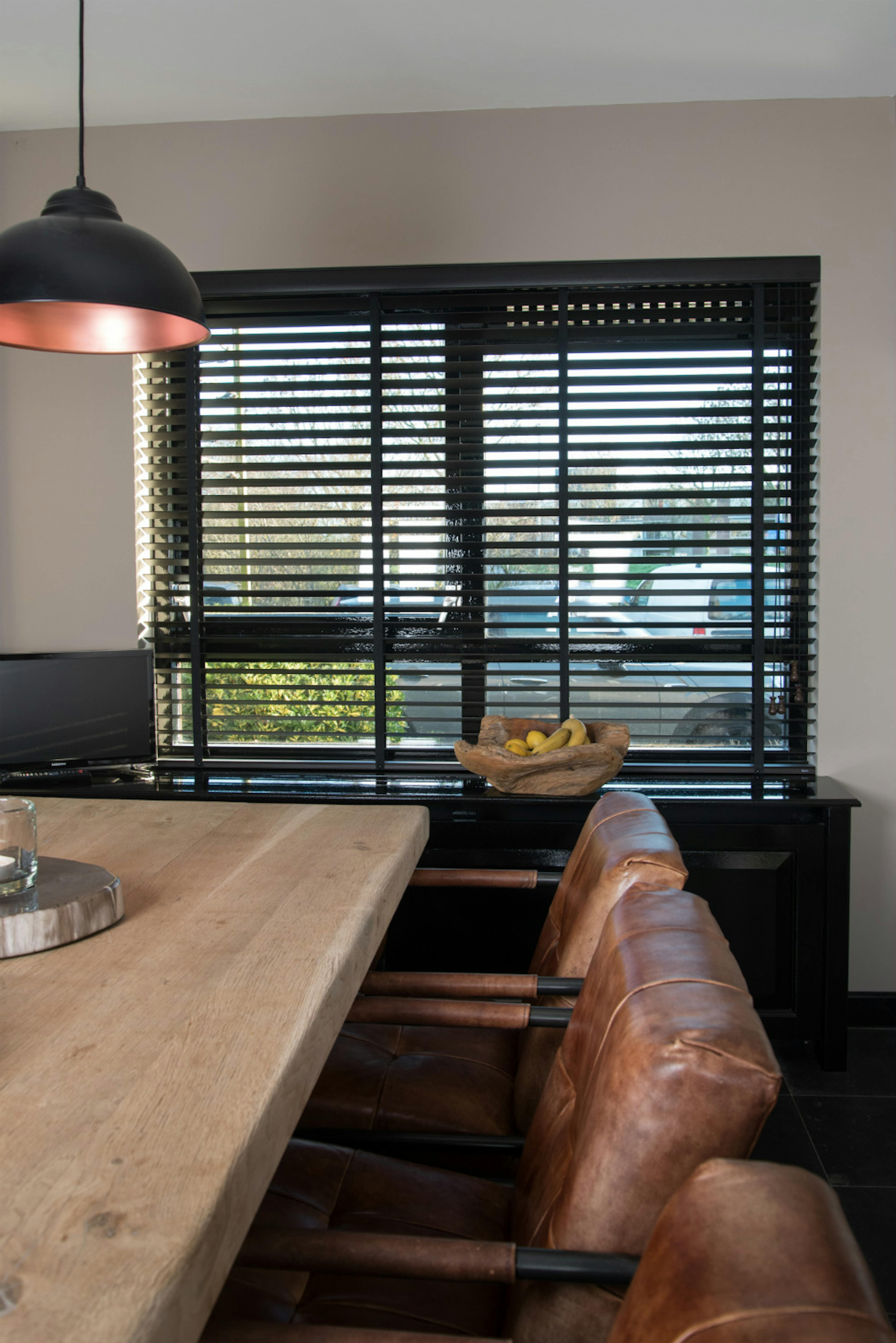 Houten jaloezieën in een klassiek interieur Houten jaloezieën in een klassiek interieur
