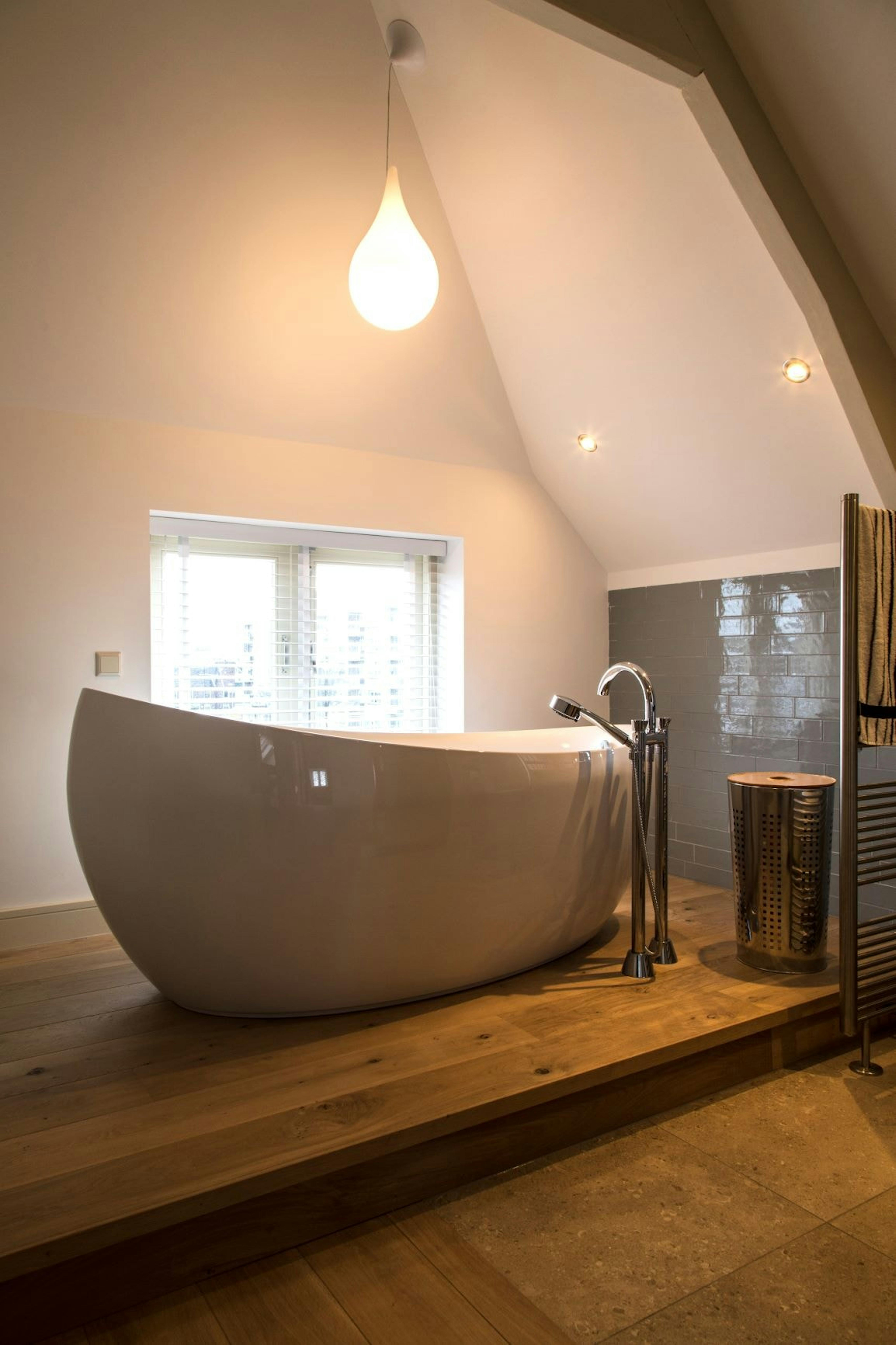 Privacy & veel lichtinval in de badkamer met houten jaloezieën Privacy & veel lichtinval in de badkamer met houten jaloezieën