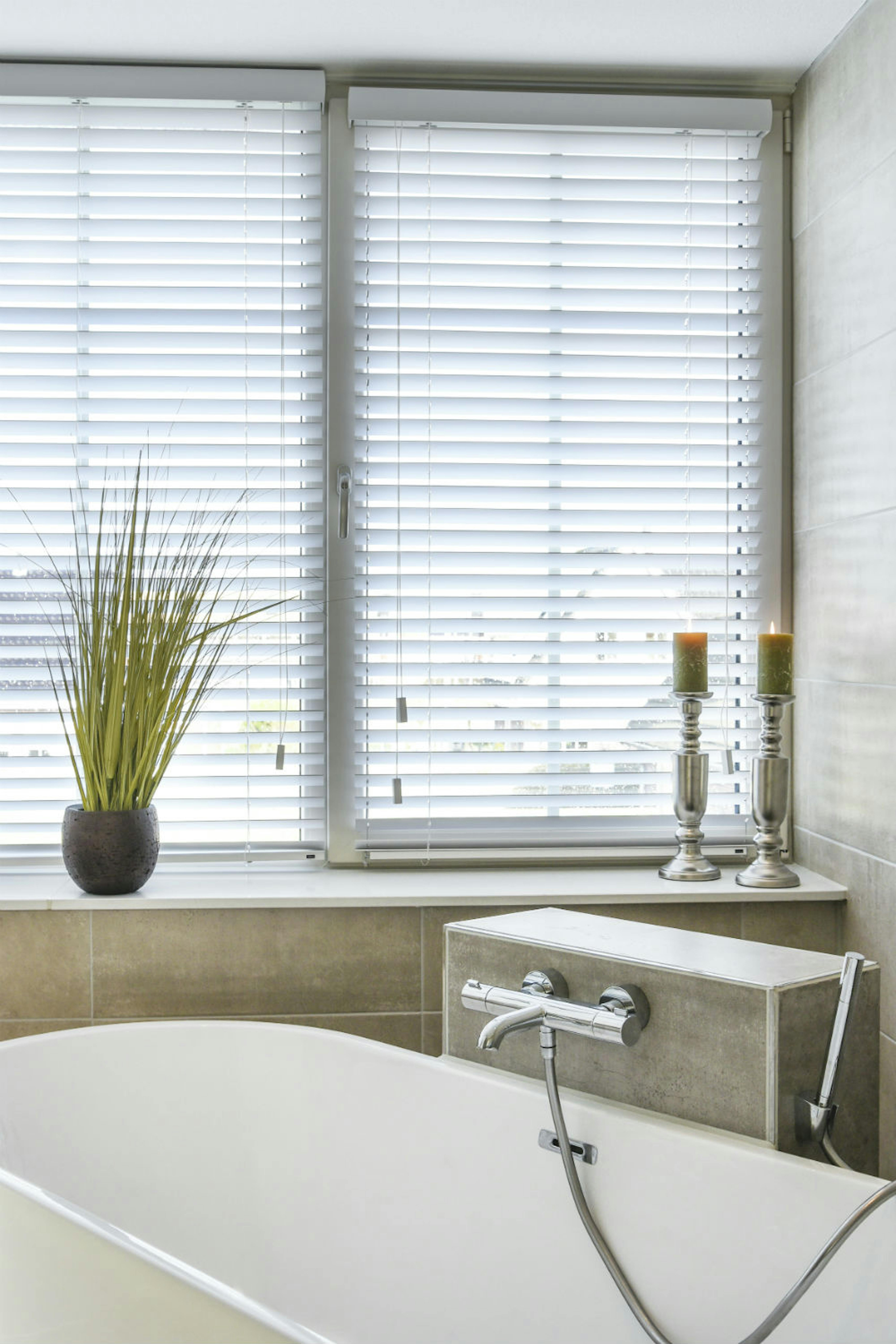 Privacy & veel lichtinval in de badkamer met houten jaloezieën Privacy & veel lichtinval in de badkamer met houten jaloezieën