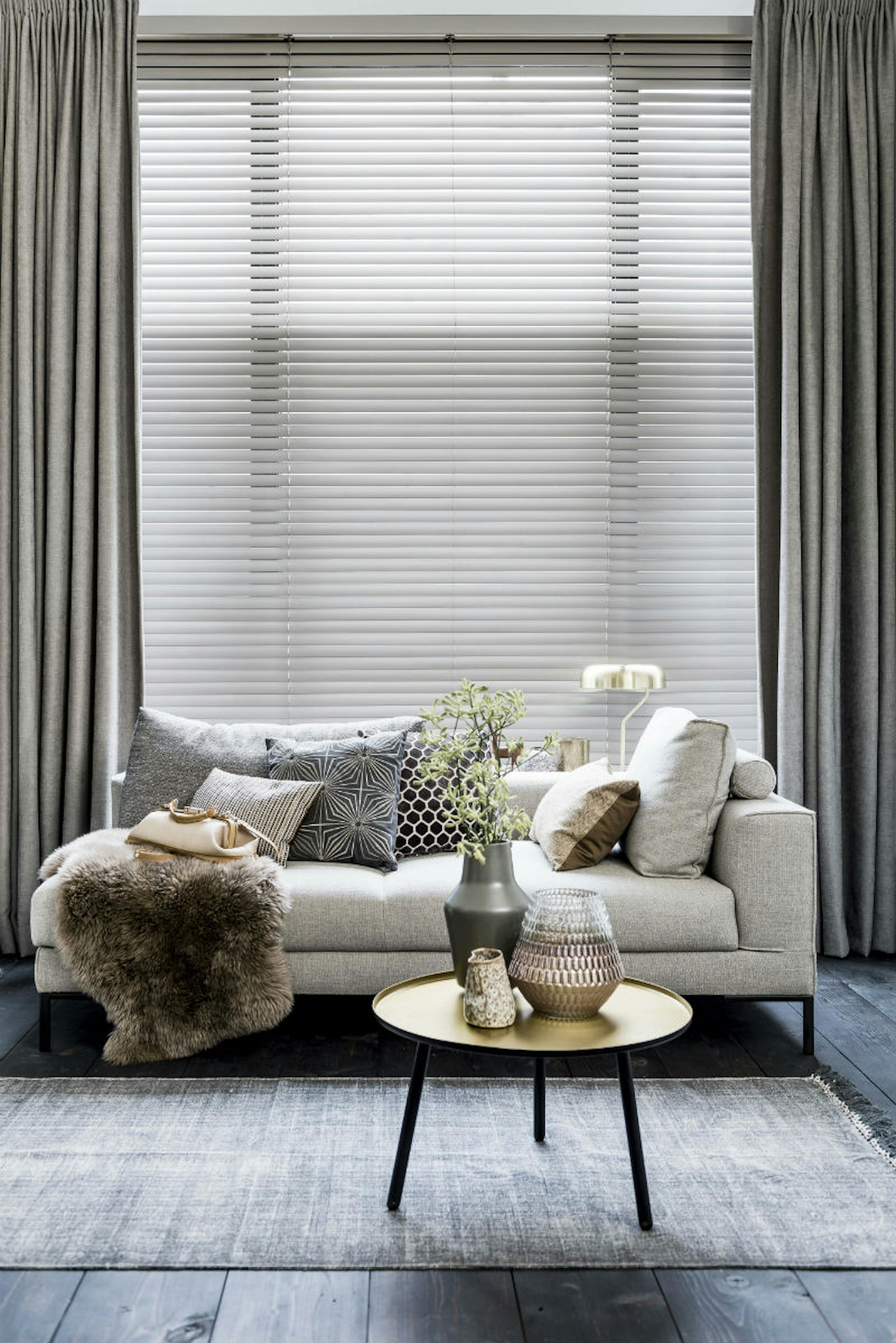 Houten jaloezieën in een klassiek interieur Houten jaloezieën in een klassiek interieur