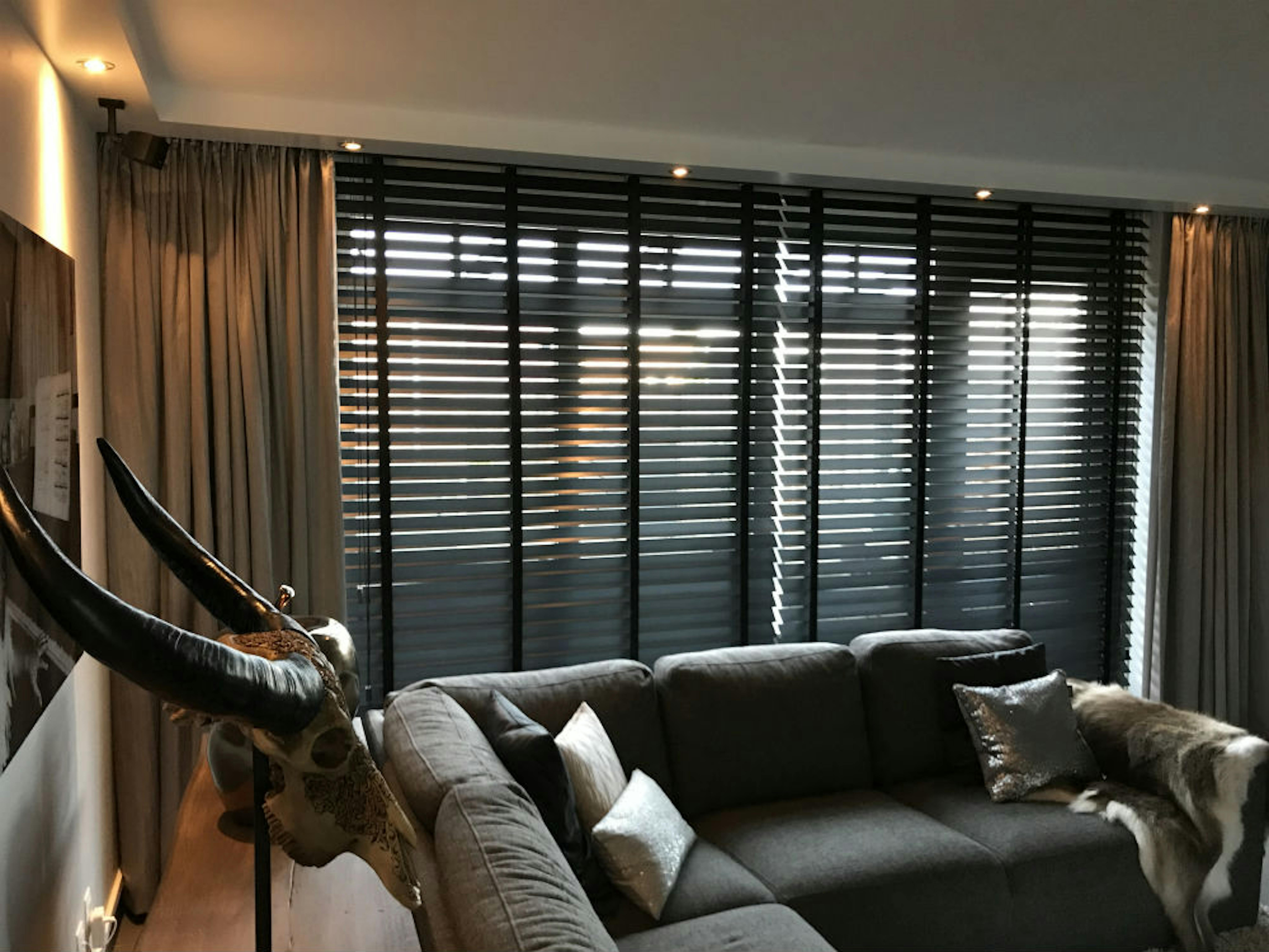 Houten jaloezieën in een klassiek interieur Houten jaloezieën in een klassiek interieur