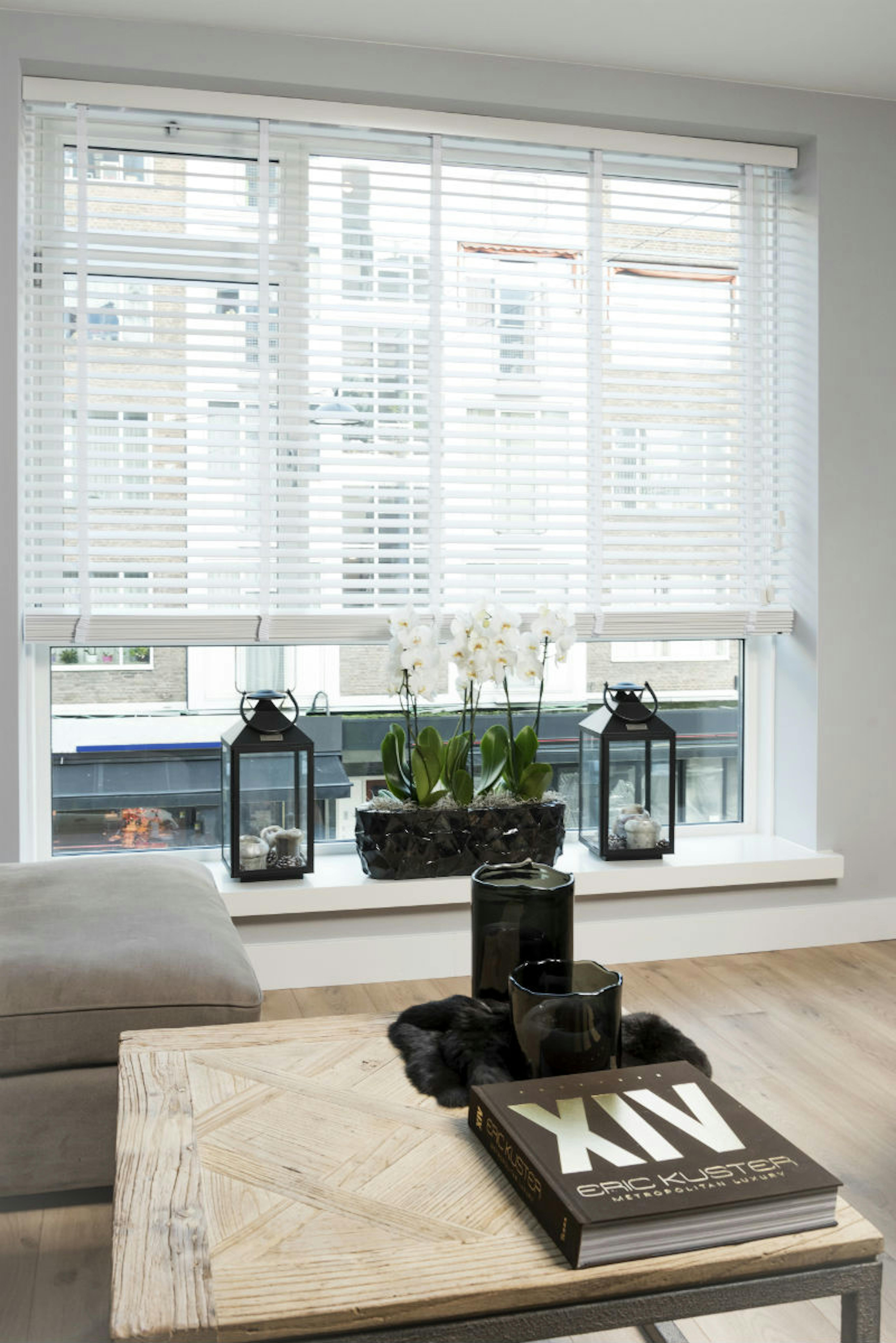 Houten jaloezieën in een klassiek interieur Houten jaloezieën in een klassiek interieur