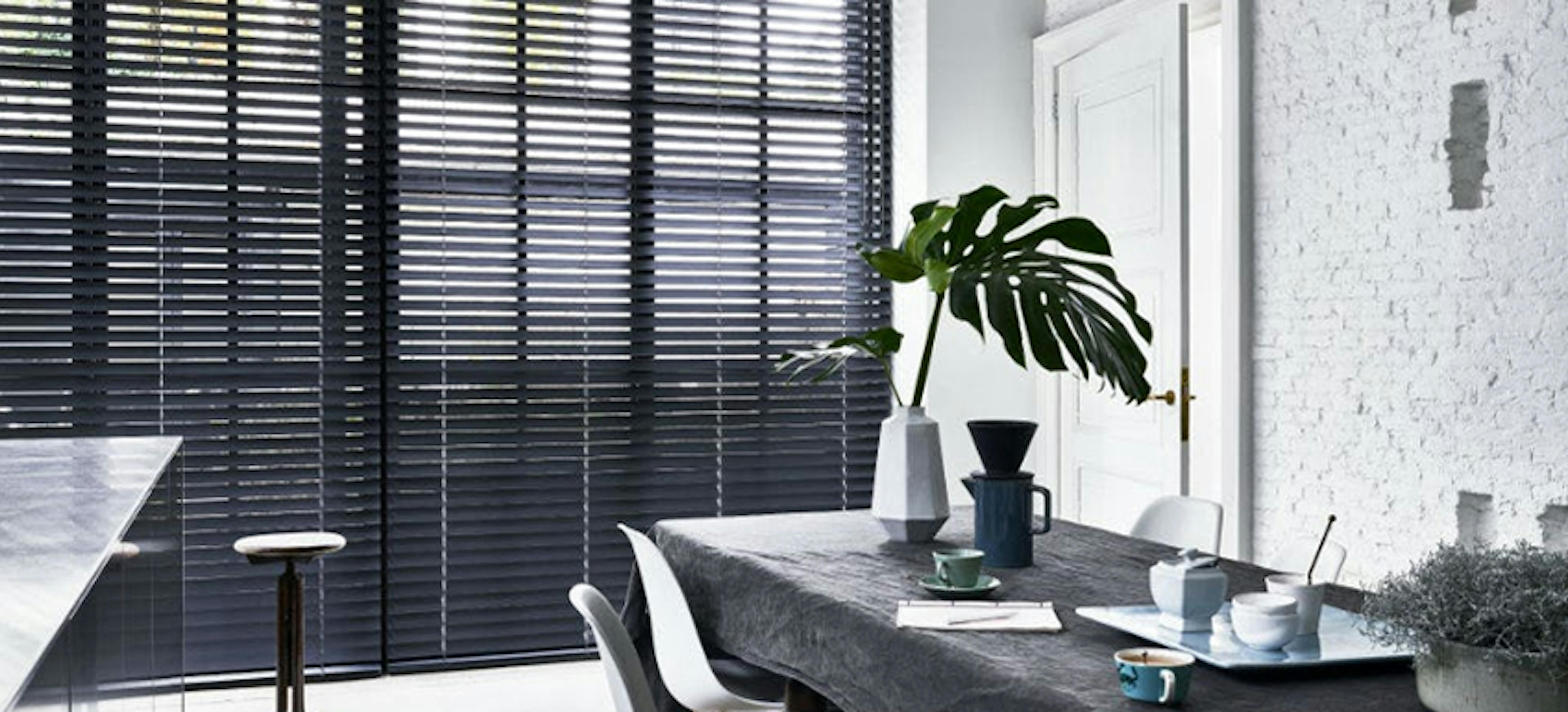 Houten Jaloezieën in interieur met industriële elementen Houten Jaloezieën in interieur met industriële elementen