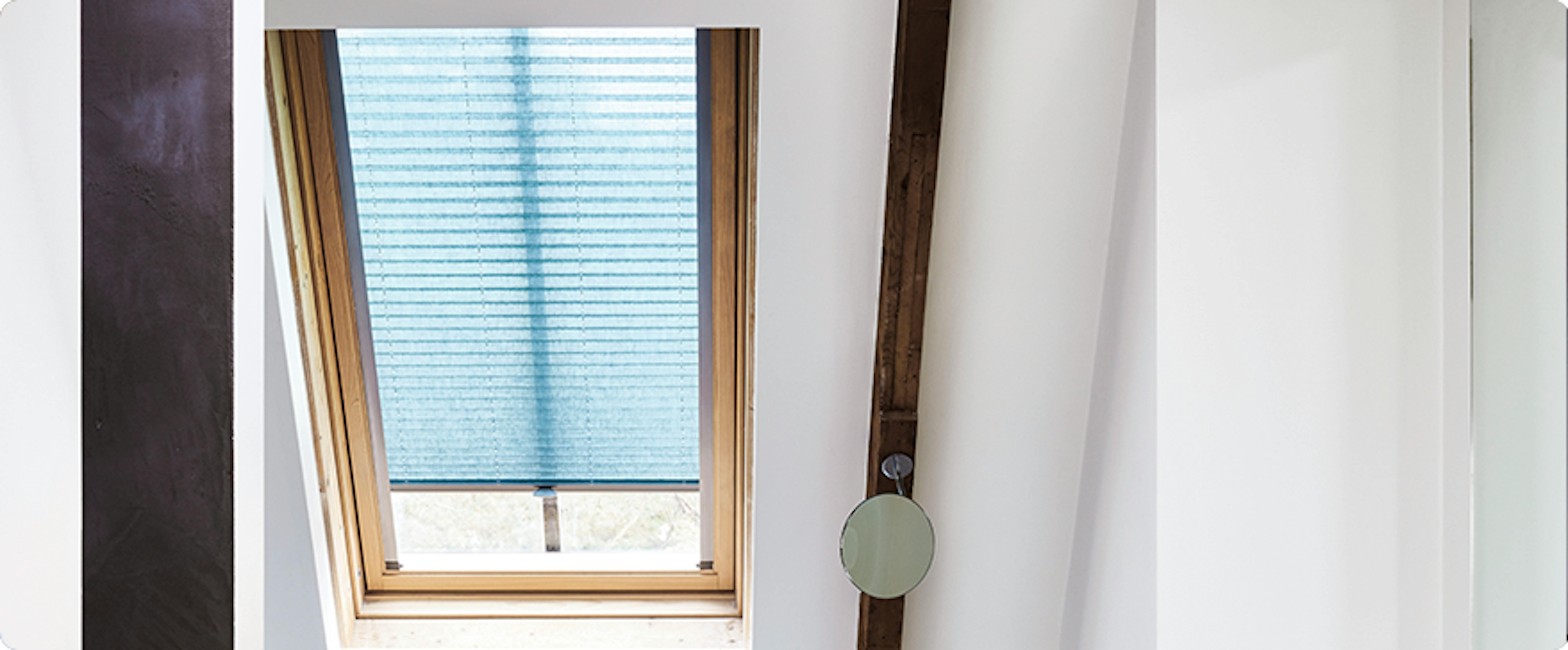 Raamdecoratie voor de zolderkamer Raamdecoratie voor de zolderkamer