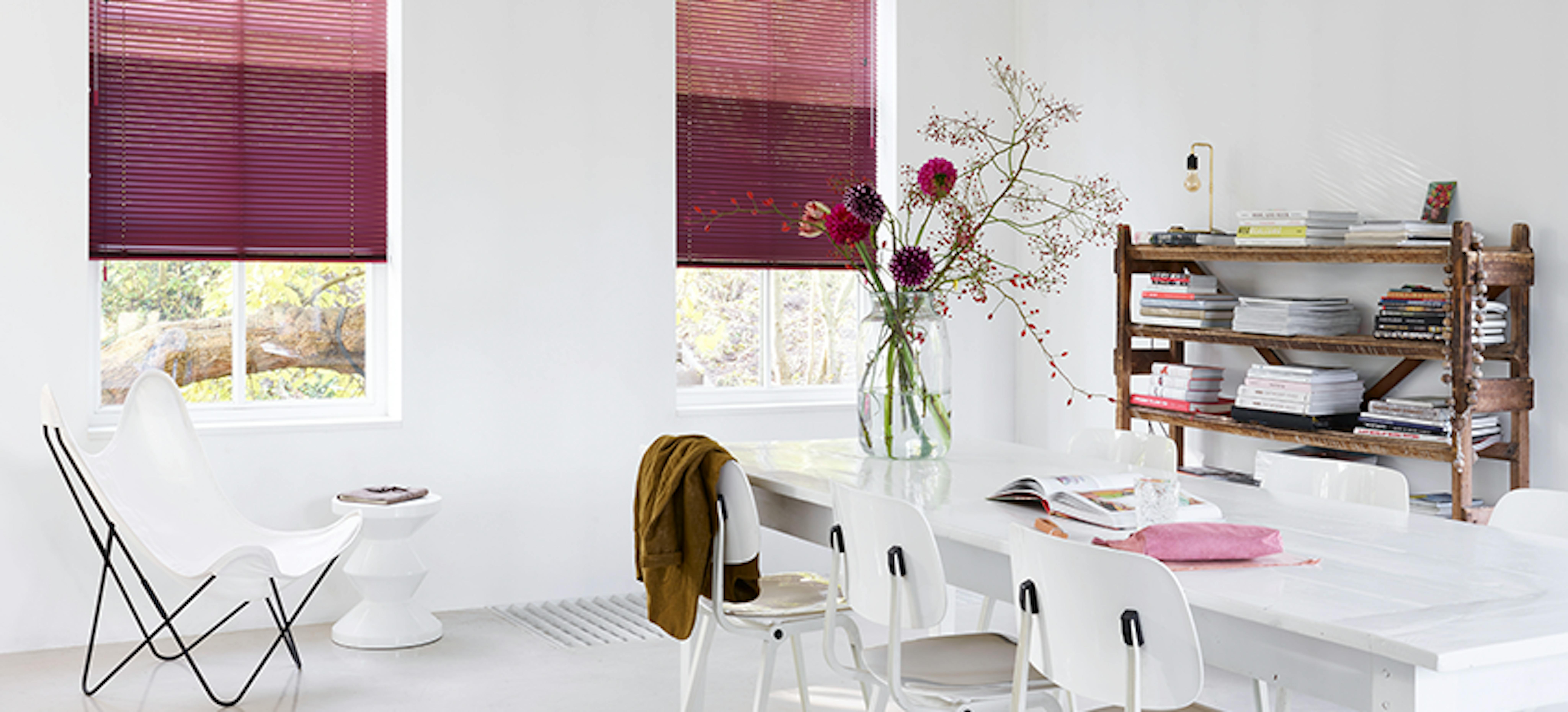 Raamdecoratie in kleur: Wat doet dit met de ruimte? Raamdecoratie in kleur: Wat doet dit met de ruimte?