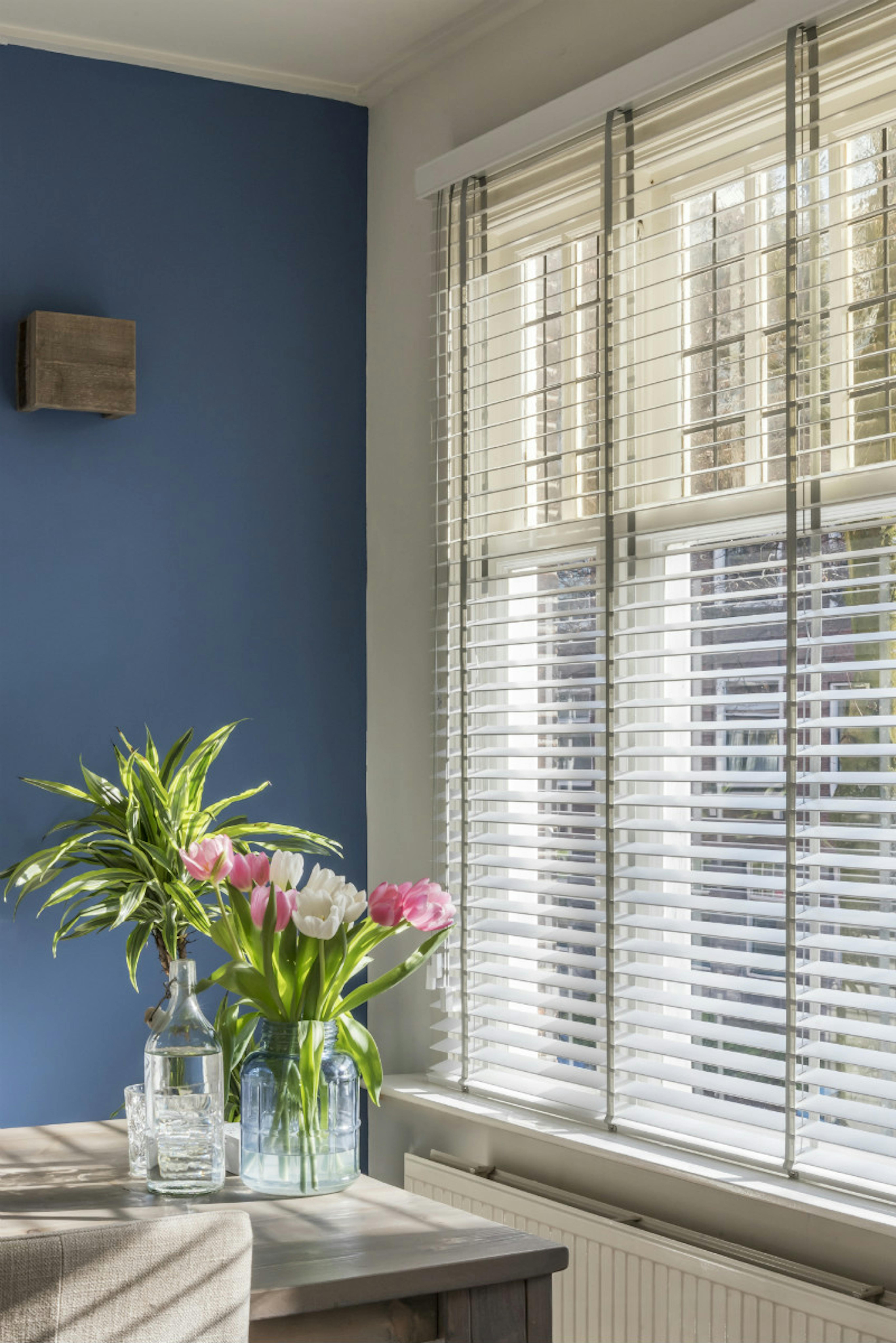 Houten jaloezieën in een landelijk interieur Houten jaloezieën in een landelijk interieur