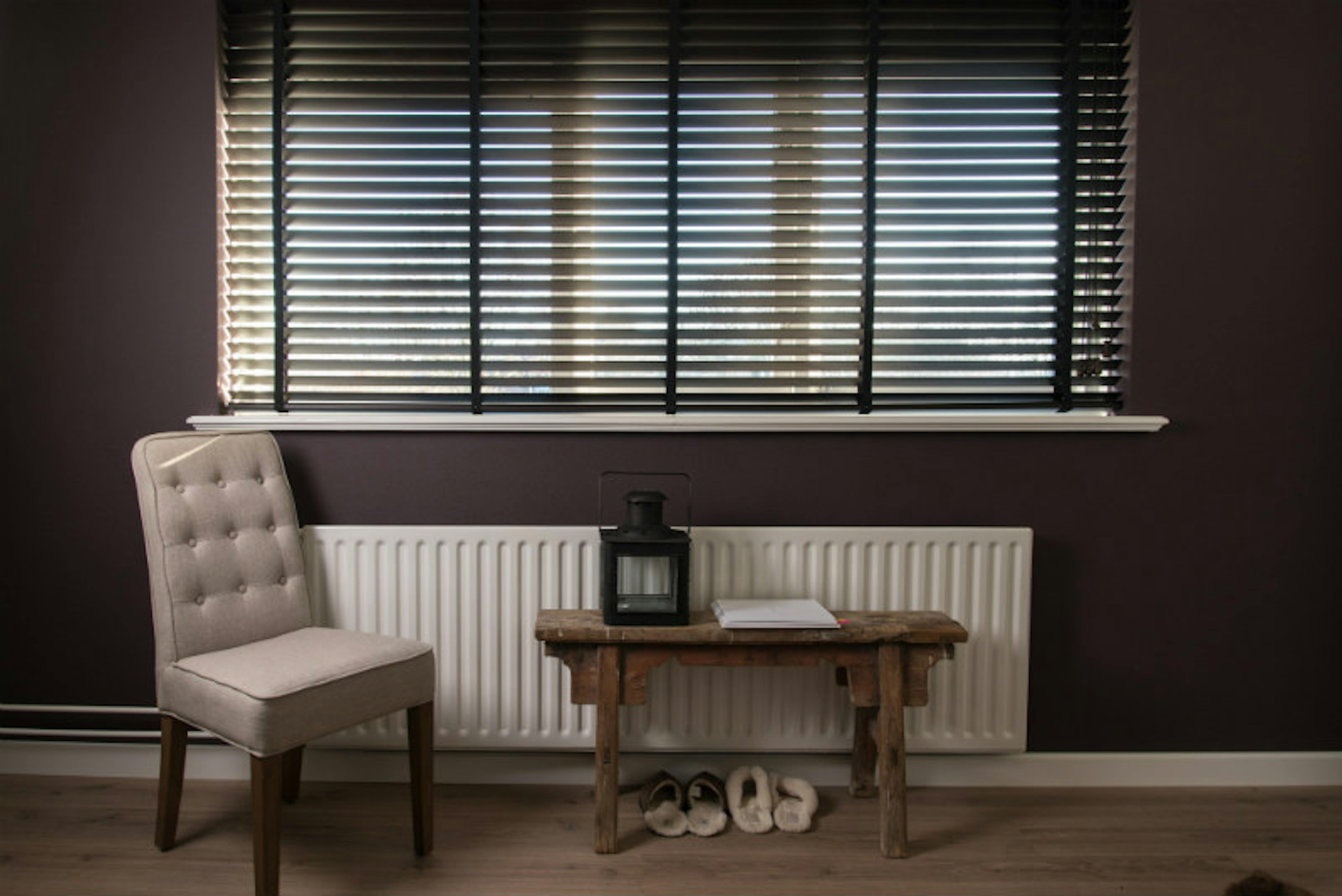 Houten jaloezieën in een klassiek interieur Houten jaloezieën in een klassiek interieur