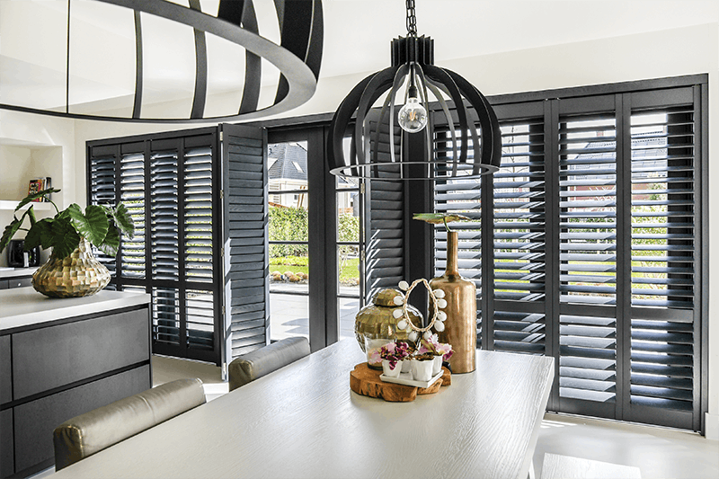 Zwarte shutters openslaande deuren