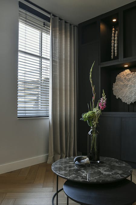 Gordijnen en houten jaloezieën