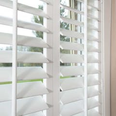 Shutters wit BLEND tiltstok bediening Shutters wit BLEND tiltstok bediening