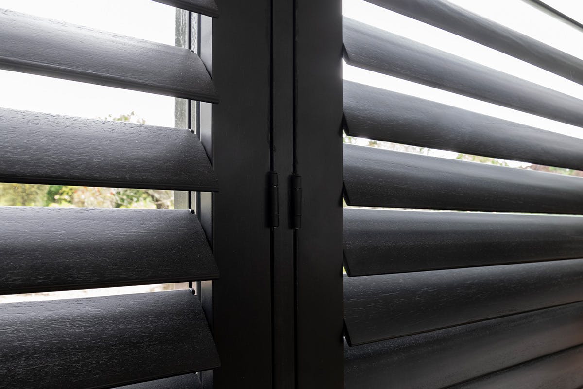Raamdecoratie slaapkamer zwarte shutters