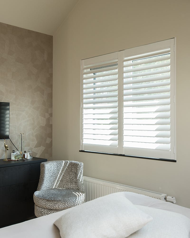 Rustige slaapkamer met witte shutters Rustige slaapkamer met witte shutters