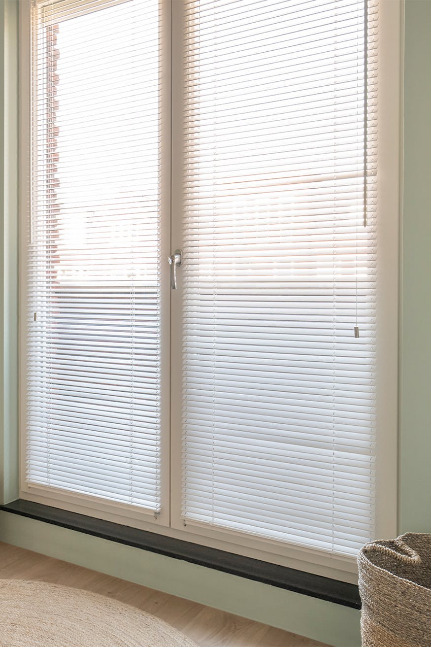 Houten jaloezieën op de dag zijgeleiding