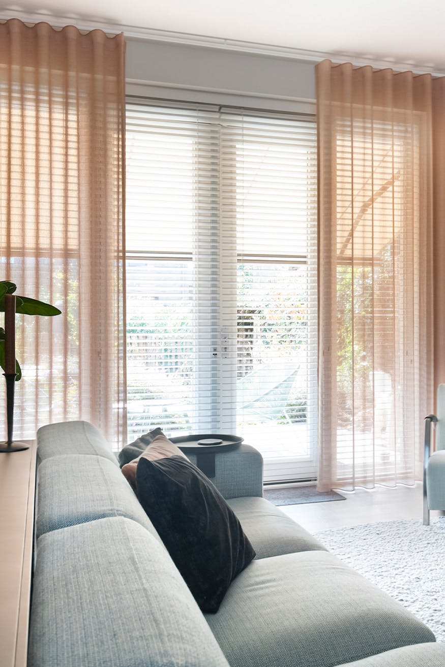 Houten jaloezieën openslaande deuren in de dag