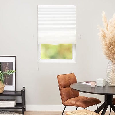 Plissé vrijhand koordbediening