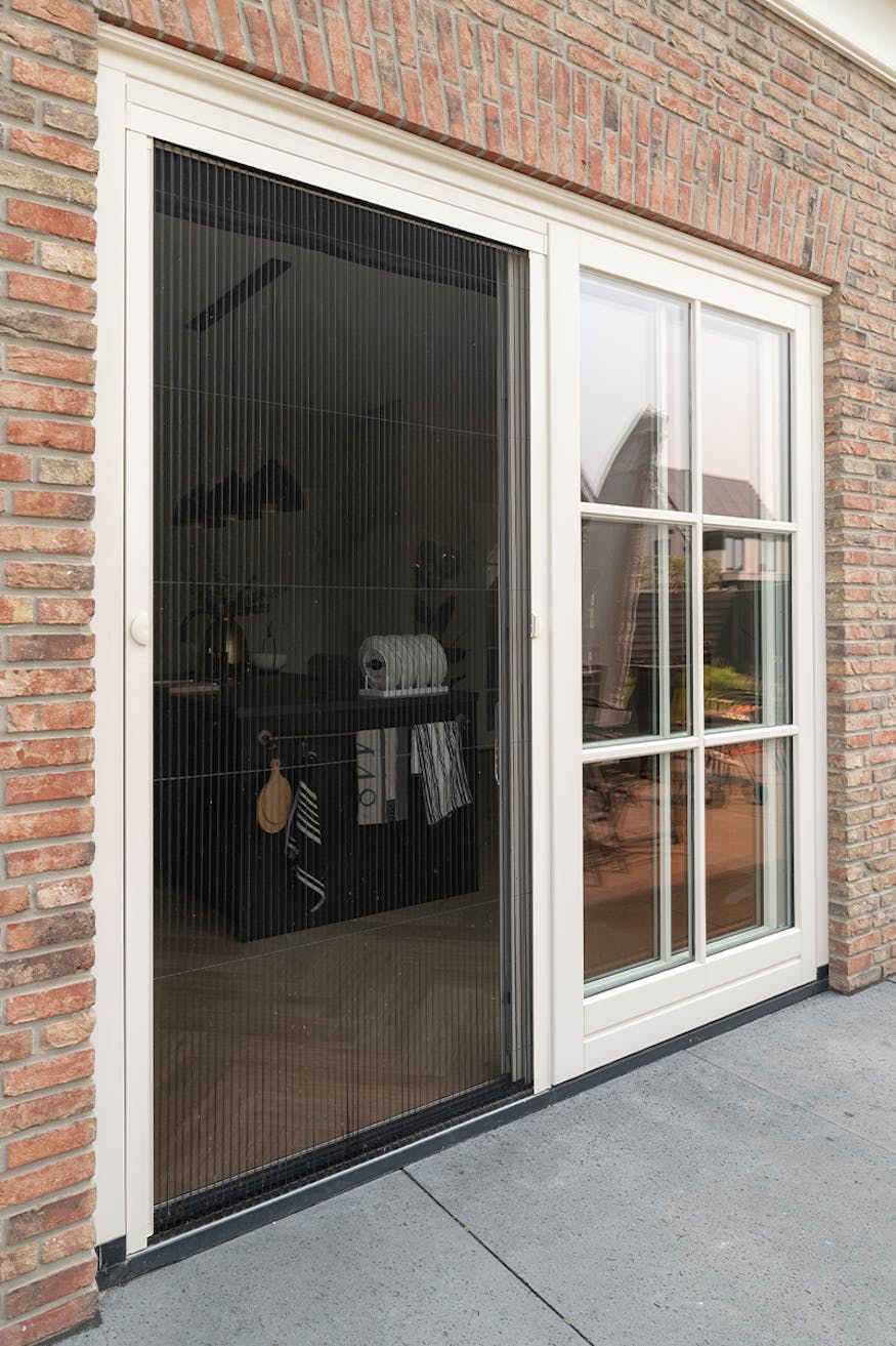 Project enkele plisse hordeur deur open