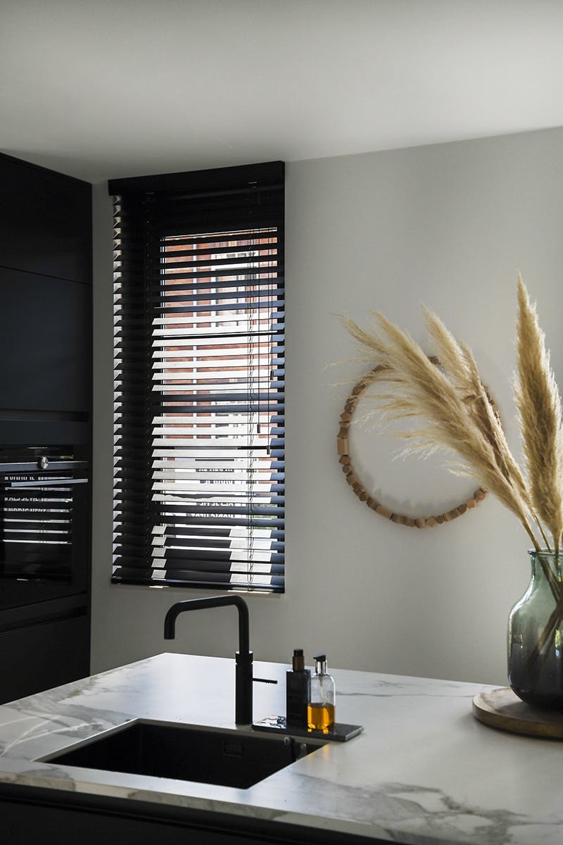 Houten jaloezie 50mm keuken - inhuis plaza