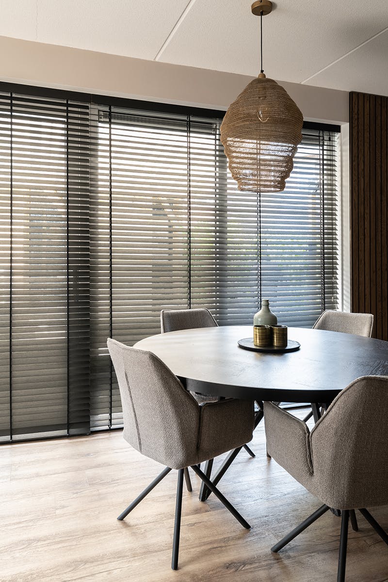 Houten jaloezieën 50mm achterdeur - inhuis