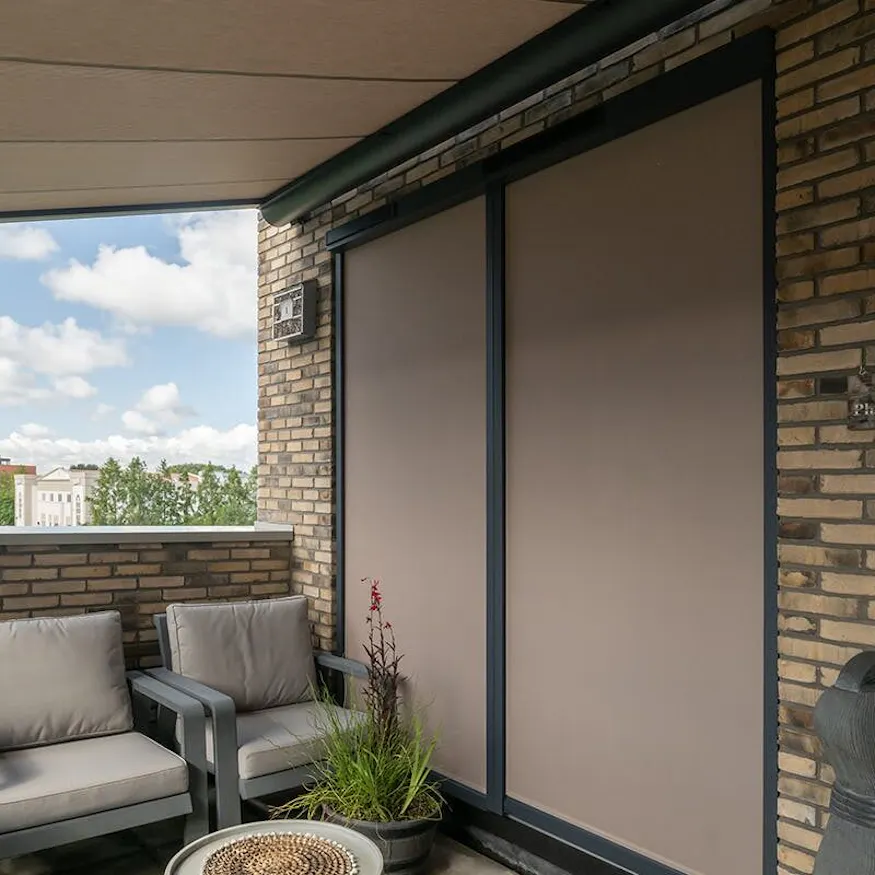 inhuis plaza - screens op het balkon