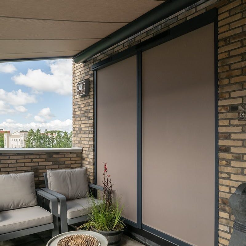 inhuis plaza - screens op het balkon