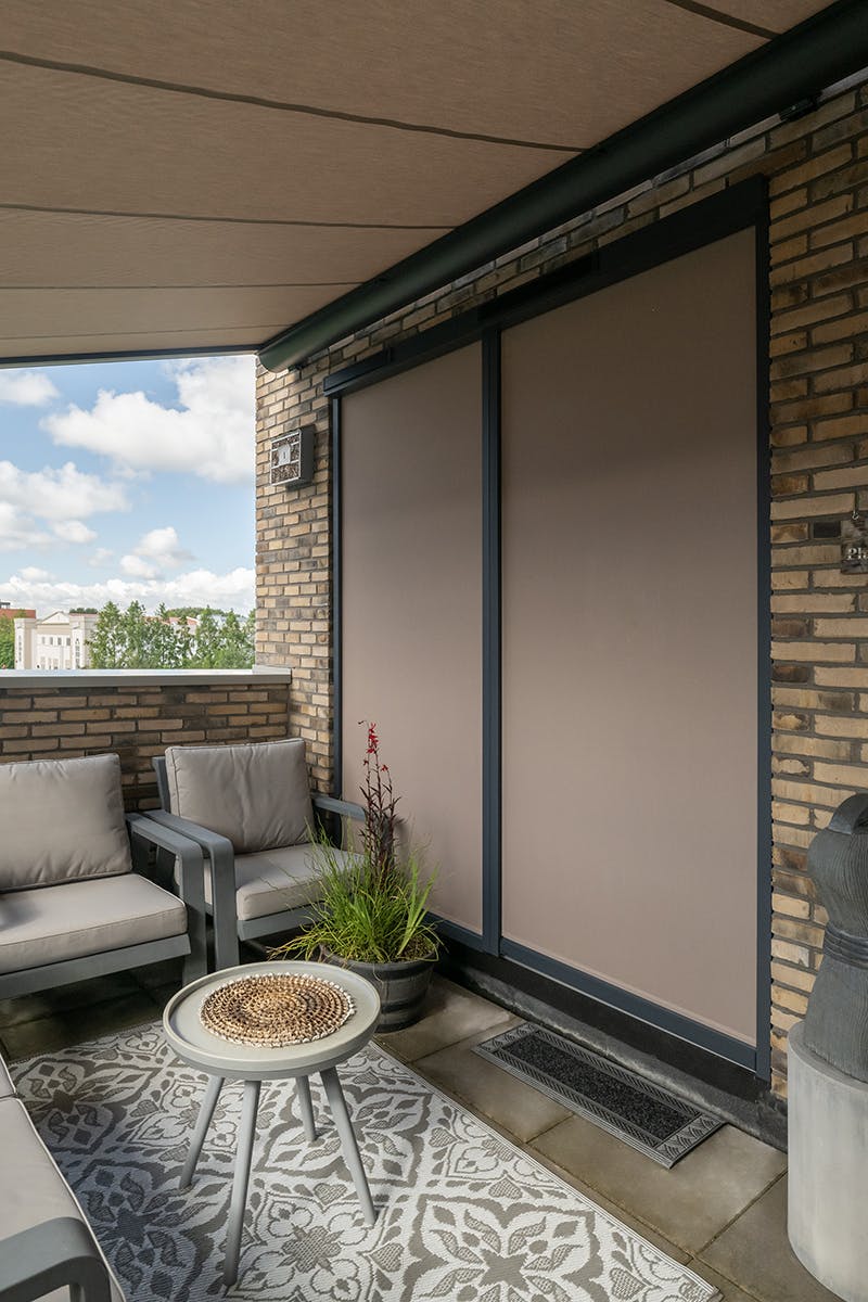 inhuis plaza - screens op het balkon
