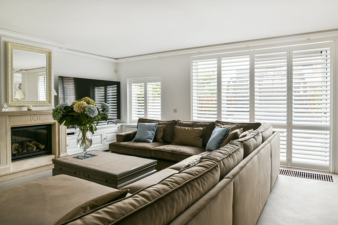 Witte shutters