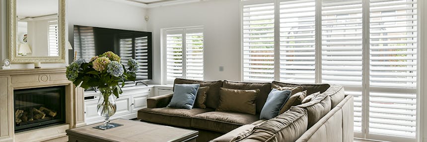 Witte shutters