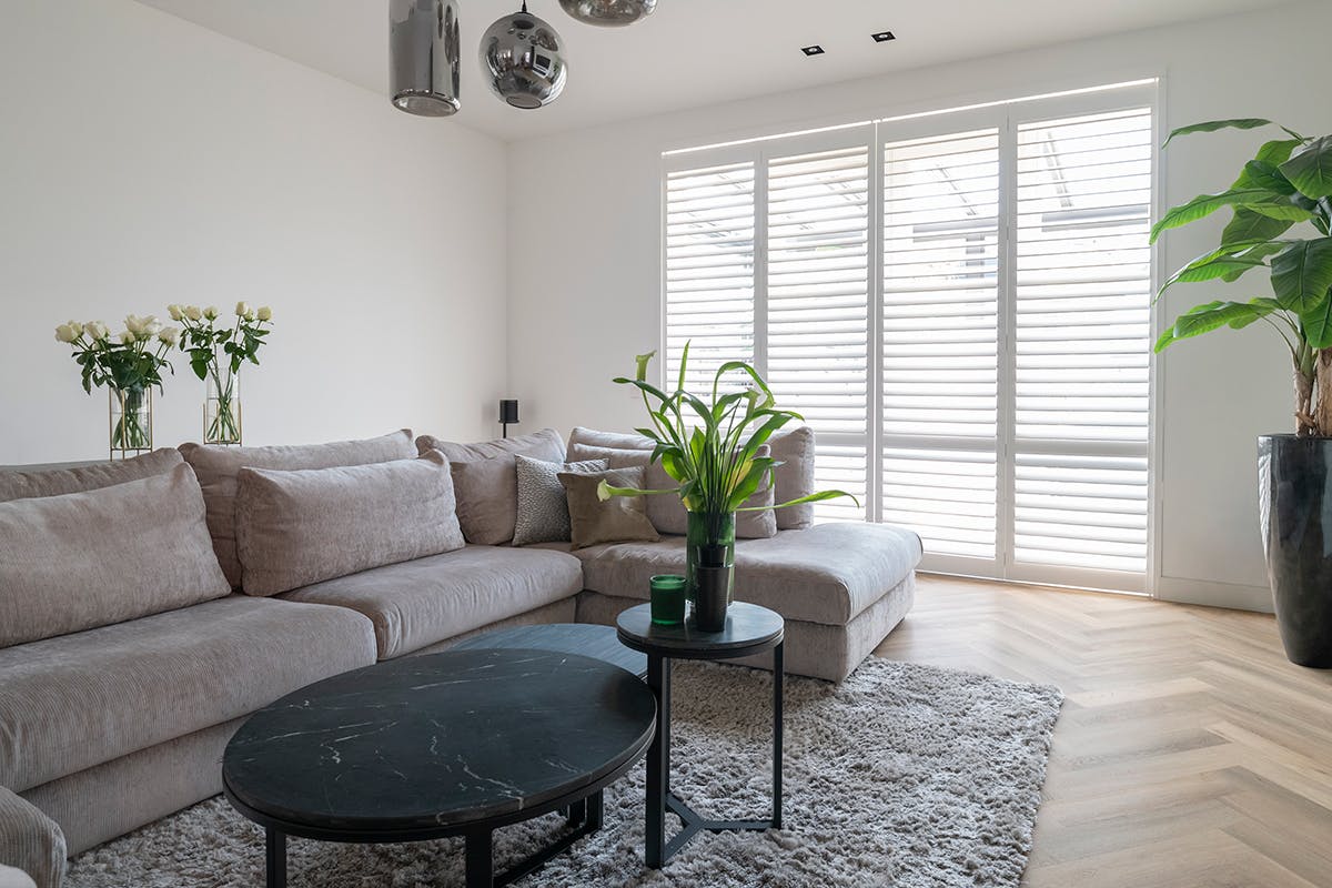 Witte shutters voor een schuifpui - inhuis plaza