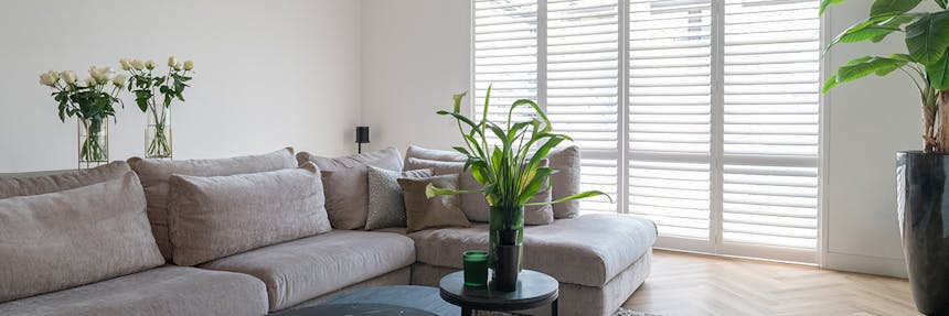 Witte shutters voor een schuifpui - inhuis plaza