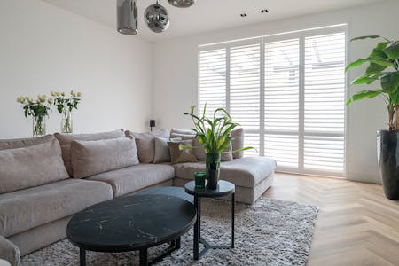 Witte shutters voor een schuifpui - inhuis plaza