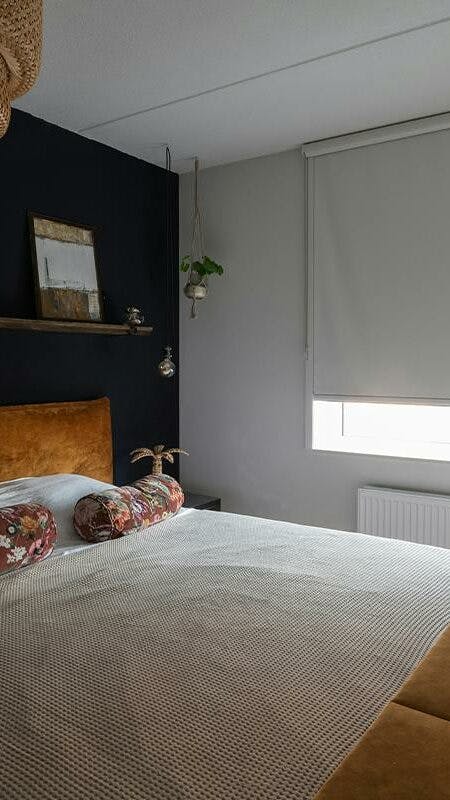 Slaapkamer met blauwe muur