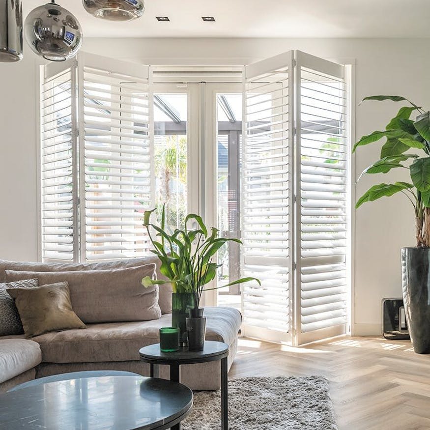 Shutters vouwrailsysteem BLEND inhuis - witte shutters bij de achterdeur