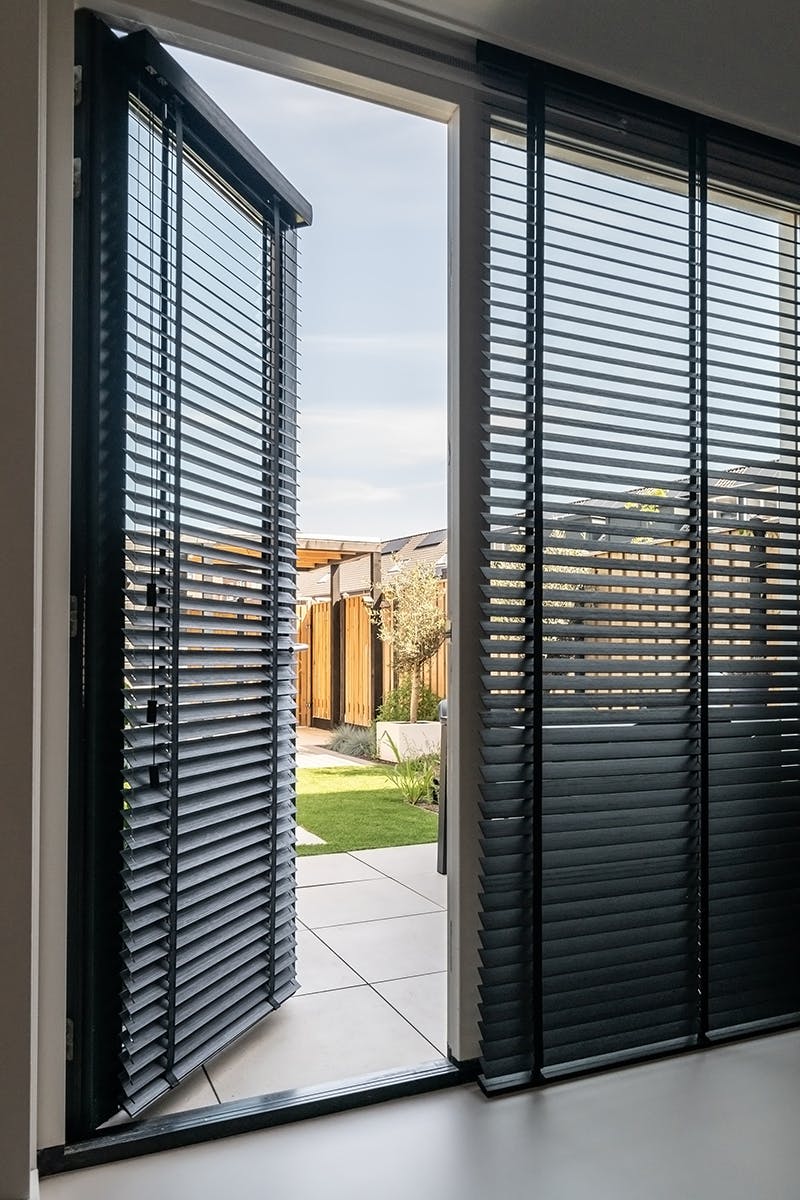 Houten jaloezie - achterdeur inhuis