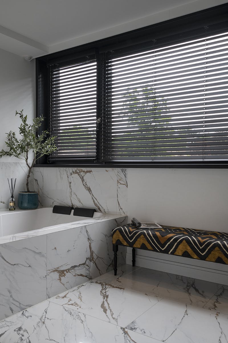 Badkamer project INHUIS houten jaloezieËn 50mm inhuis