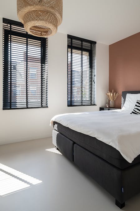 Zwarte jaloezieën in de slaapkamer - inhuis
