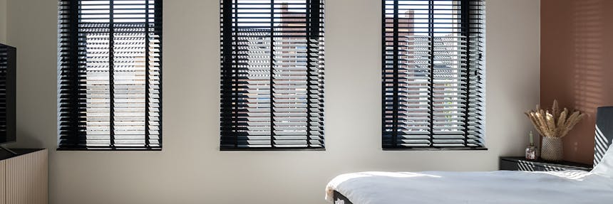 Houten jaloezieën in de slaapkamer