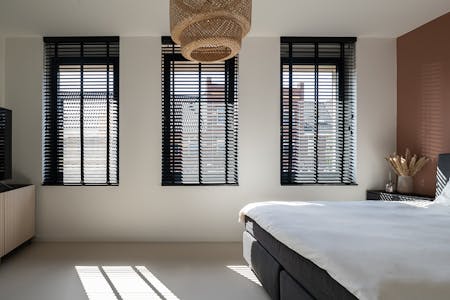 Houten jaloezieën in de slaapkamer