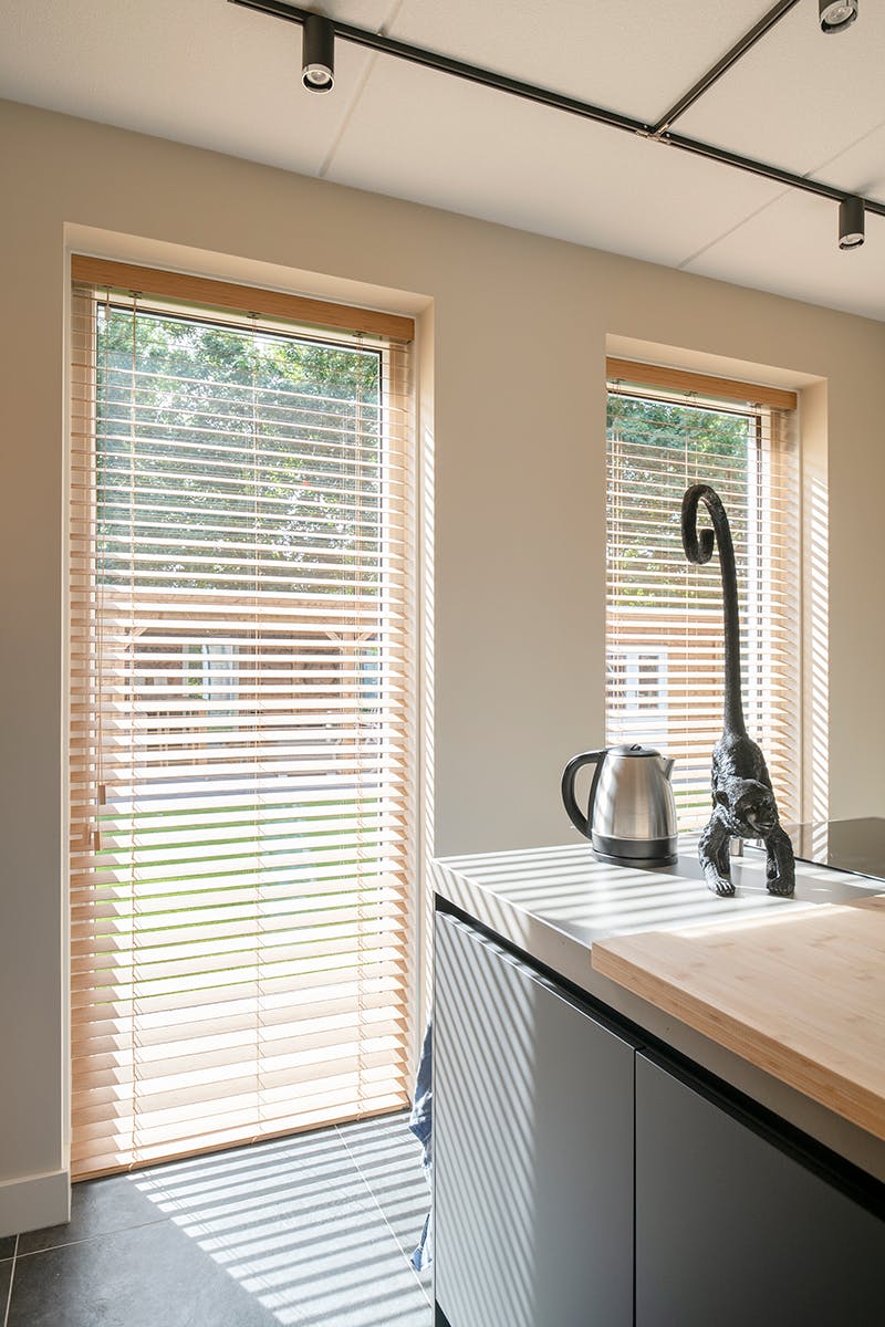 Houten jaloezieën in de keuken - inhuis plaza