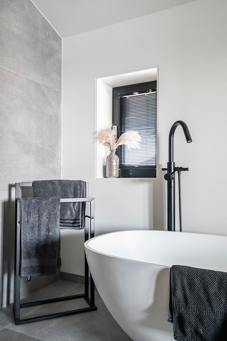 aluminium jaloezieën in frame badkamer inspiratie