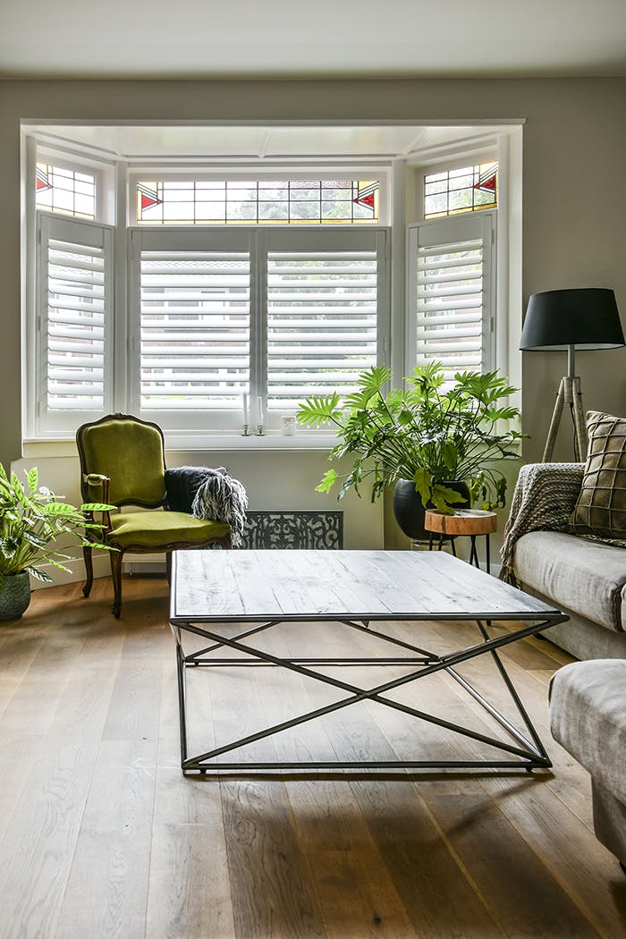 Witte shutters erker woonkamer