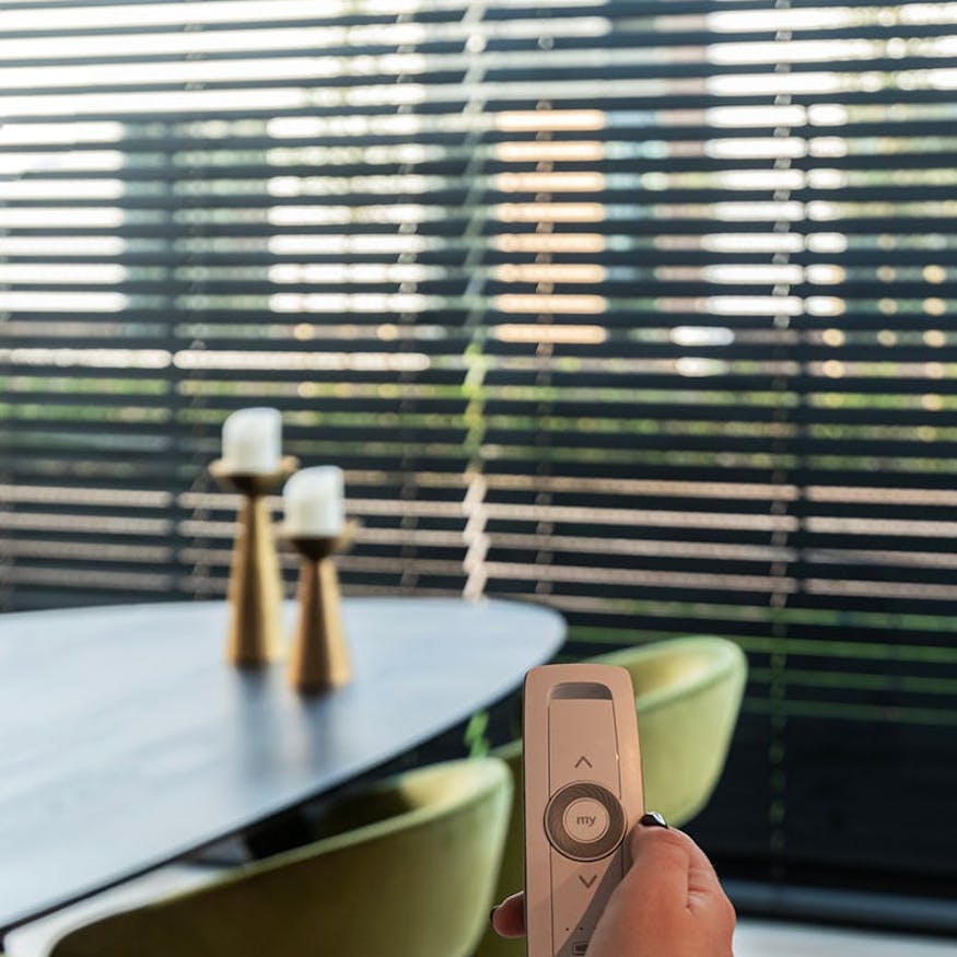 Elektrische houten jaloezieën - inhuis plaza Elektrische houten jaloezieën - inhuis plaza