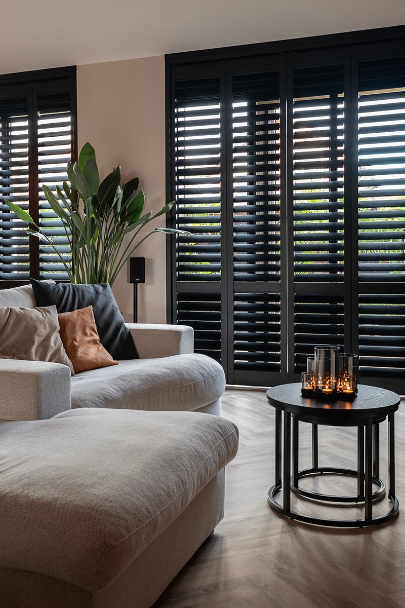 Zwarte shutters in de woonkamer
