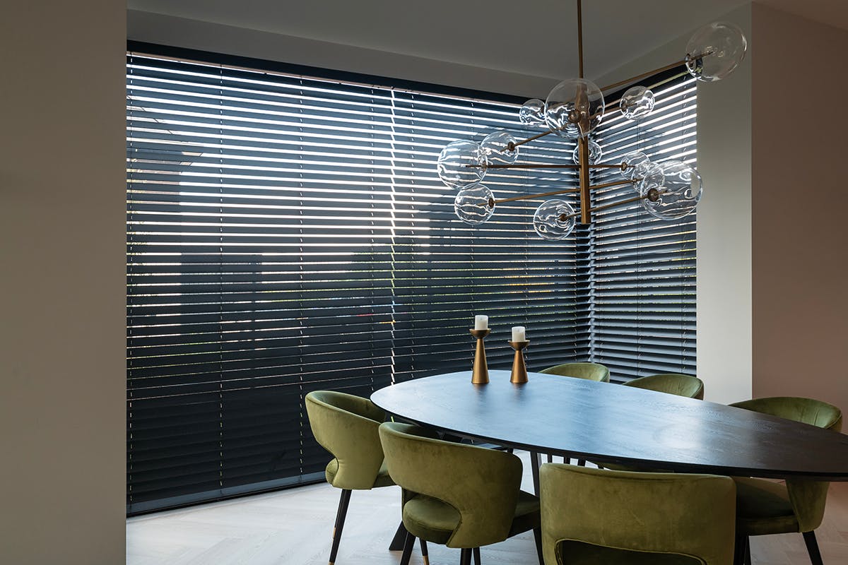 Elektrische houten jaloezieën inhuis plaza