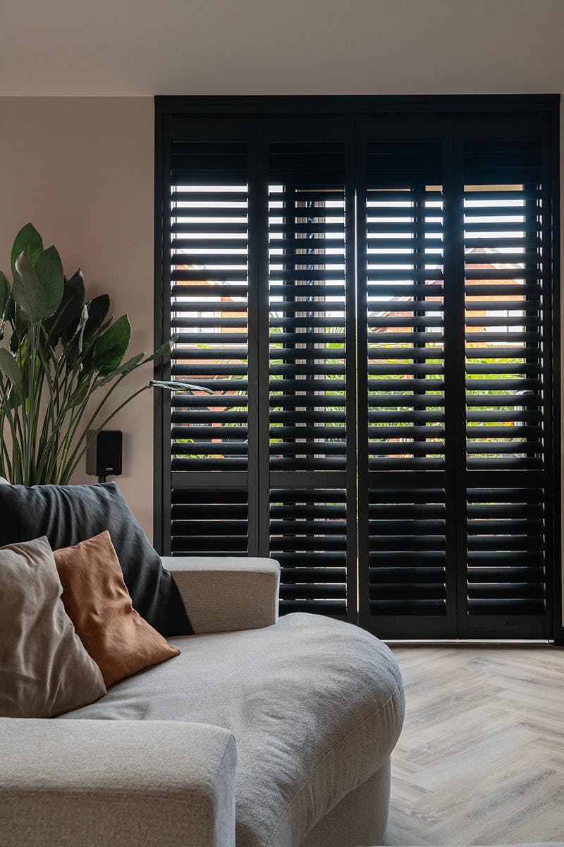 Project zwarte shutters woonkamer - inhuis plaza
