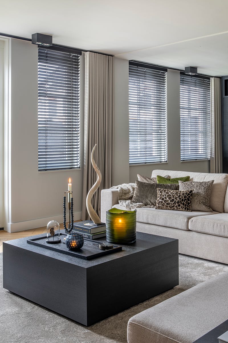 Gordijnen met houten jaloezieën