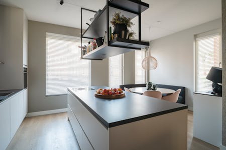 Witte jaloezieën in de keuken