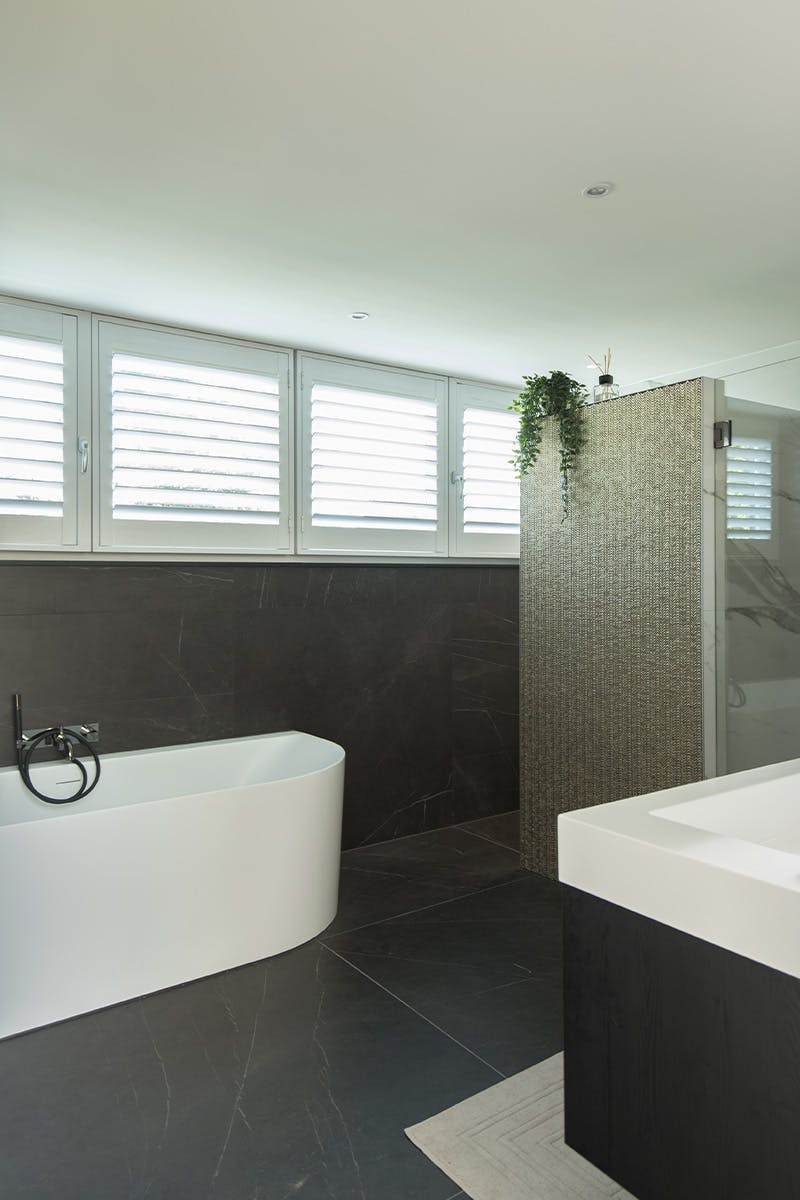 Blend shutters in de badkamer